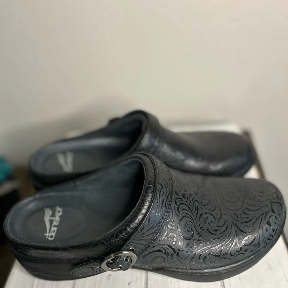 Dansko Black Embossed Leather Clogs Sz 39 EU 8.5-9 US - Picture 3 of 6